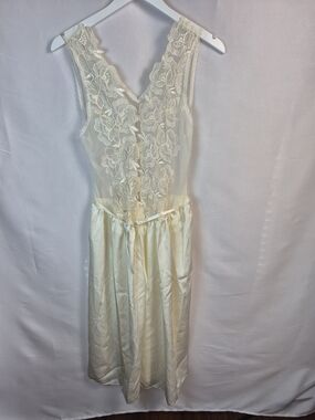 VTG Sabrina Ivory/ Cream Lace Nightgown Size L
